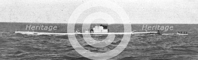 'A Corfou; La rencontre d'un sous-marin ennemi : Le sous-marin allemand, qui arraisonna le..., 1916. Creator: Unknown.