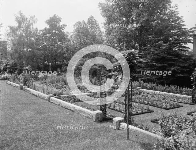 Residence of Mrs. Franklin H. Walker, garden, Detroit, Mich., between 1905 and 1915. Creator: Unknown.
