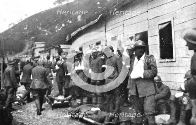 ' Victorieuse Offensive Italienne; Un poste de secours italien pendant les operations de..., 1917. Creator: Unknown.