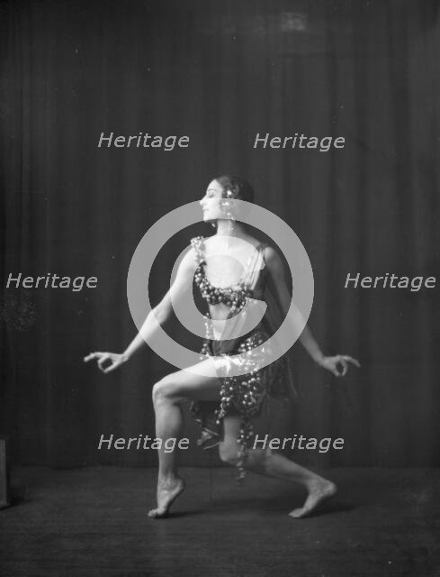 Cowan, Rosamonde, Miss (Rose Rolanda ; Mrs. Miguel C.), 1921 Mar. 1. Creator: Arnold Genthe.