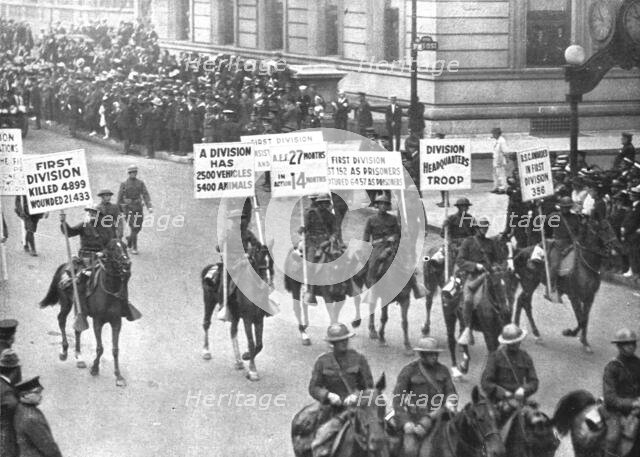 'Les fetes de la victoire a New-York; les herauts d'armes de la 1st division Americaine', 1919. Creator: Unknown.
