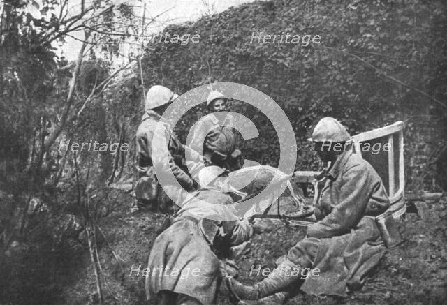 'A la "Maisonnette" - Une elegante chaise longue, de forme dite "duchess"', 1916. Creator: Unknown.