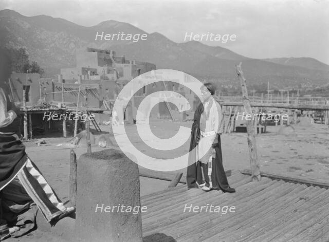 [Taos Pueblo, New Mexico], between 1899 and 1928. Creator: Arnold Genthe.