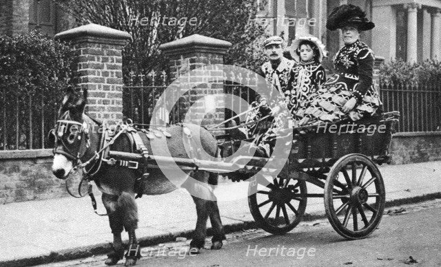 Pearly family in their donkey-drawn 'moke', London, 1926-1927. Artist: McLeish