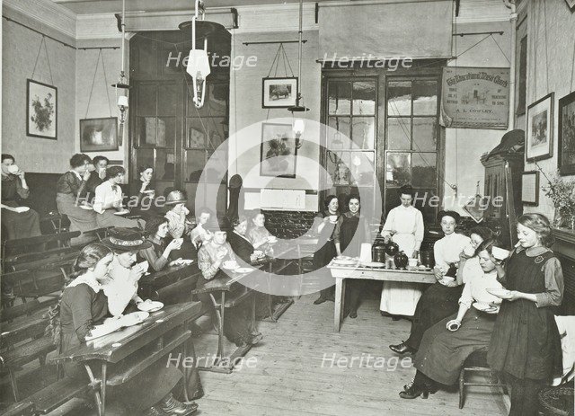 Women and girls in a classroom, Surrey Square Evening Institute for Women, London, 1914. Artist: Unknown.