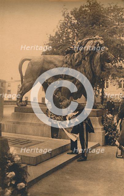 The Cuban Minister lays a wreath in homage to the Unknown Belgian Soldier, Brussels, Belgium, 1927.  Creator: Unknown.