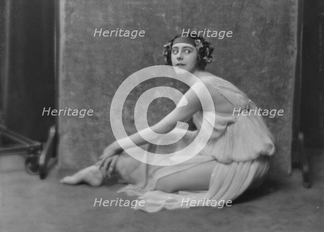 Moore, Dulcie, Miss, portrait photograph, between 1916 and 1918. Creator: Arnold Genthe.