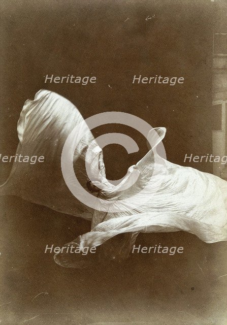 Loie Fuller in La danse Blanche, 1897. Artist: Taber, Isaiah West (1830-1912)