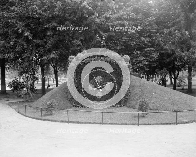 Floral clock, Gladwin Park (Water Works Park), Detroit, Mich., between 1900 and 1910. Creator: Unknown.