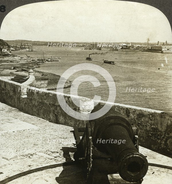 Cannon, Morro Castle, Havana, Cuba.Artist: Underwood & Underwood