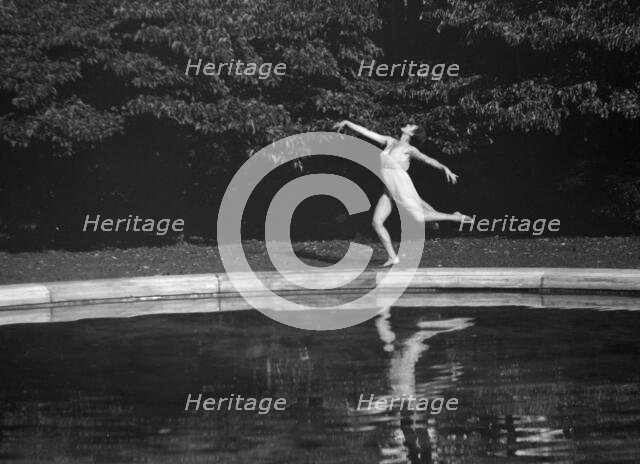 Elizabeth Duncan dancers, between 1916 and 1941. Creator: Arnold Genthe.