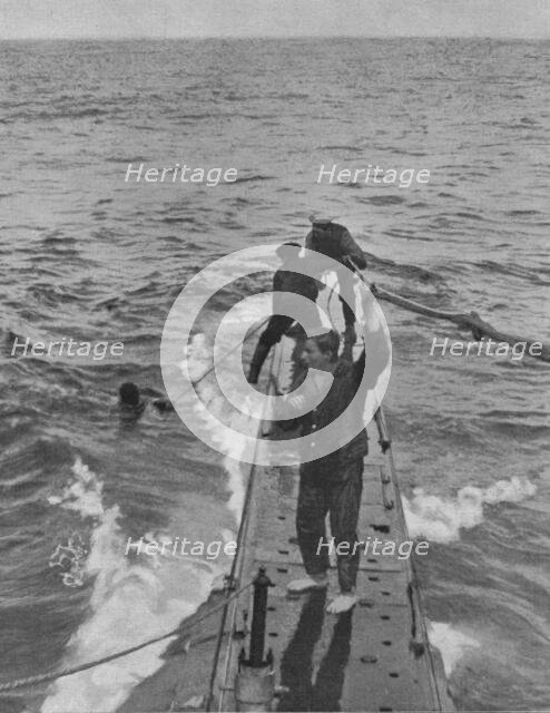 ''Le sauvetage de marins allemands par l'equipage d'un sous-marin Britannique.', 1916. Creator: Unknown.