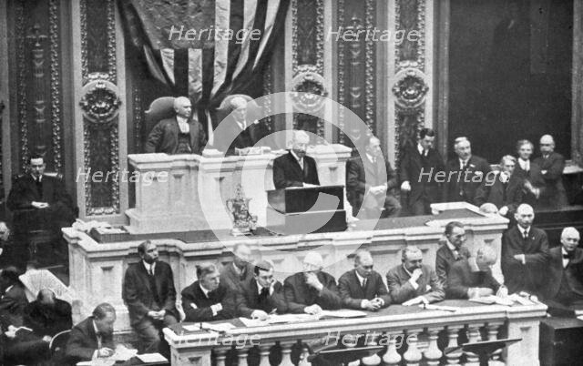 'L'Avant-Guerre aux Etats-Unis; Le president Wilson, lisant au Congres, le 7 decembre 1915..., 1917. Creator: Underwood & Underwood.