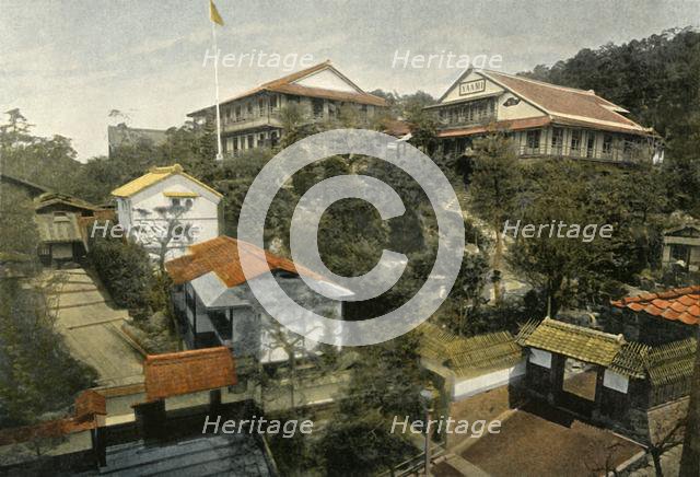 'Un Hotel A Kioto', (Hotel at Kyoto), 1900. Creator: Unknown.