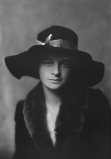 Townsend, Phyllis, Miss, portrait photograph, 1917 Dec. Creator: Arnold Genthe.