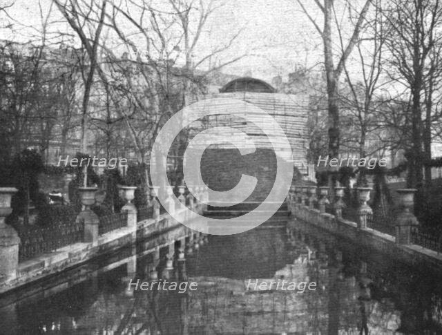 ' "La Guerre a L'Allemande"; au Luxembourg: la fontaine Medicis', 1918. Creator: Unknown.