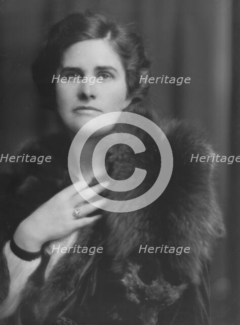 Pittsbury, Charles S., Mrs., portrait photograph, 1915 Oct. 22. Creator: Arnold Genthe.