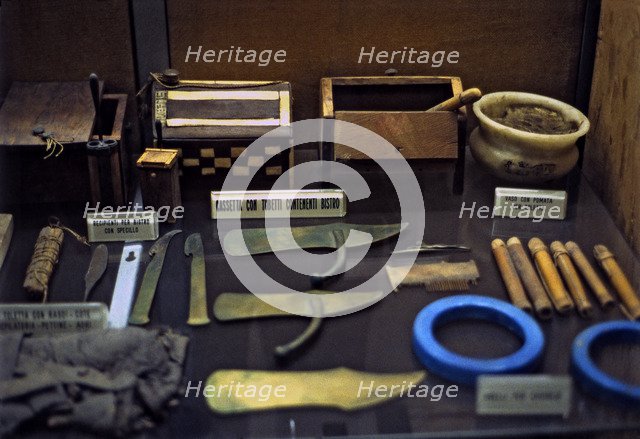 Various toilet items from the tomb of Kha (Deir el Medina, 1400 b.C.).