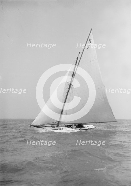 The 7 Metre 'Ginerva' (K7) under sail, 1911. Creator: Kirk & Sons of Cowes.