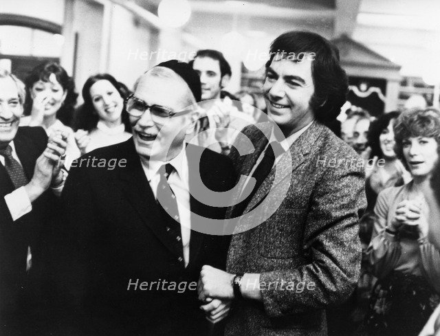 Laurence Olivier (1907-1989), British actor, and Neil Diamond (1941- ), American singer, 1980. Artist: Unknown