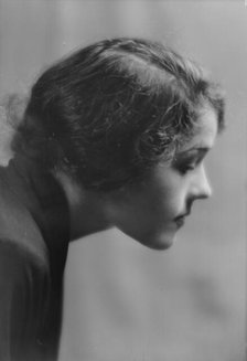 Rutland, Belle, Miss, portrait photograph, 1914 Aug. 31. Creator: Arnold Genthe.