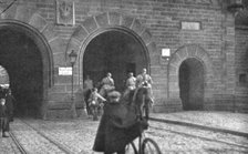 'Journees inoubliables a Strasbourg; Un peloton de cavalerie entre a son tour par la..., 1918. Creator: Unknown.