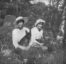 ''Les Romanof a Tsarskoie-Selo; Dans un coin fleuri du parc de Tsarskoie-Selo; les grandes..., 1917. Creator: Unknown.