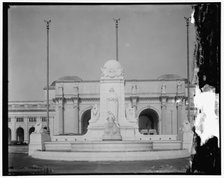 Columbus Memorial, with front of Union Station, between 1910 and 1920. Creator: Harris & Ewing.