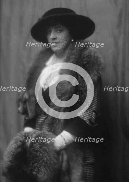 Harris, Miss, portrait photograph, 1912 or 1913. Creator: Arnold Genthe.
