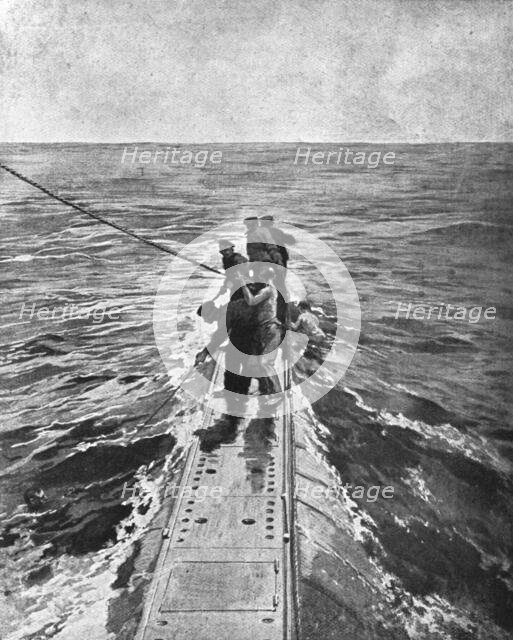 'Canonne, pius torpille en mer; Sur le pont du sous-marin anglais: les matelots lancent des cordages Creator: Unknown.