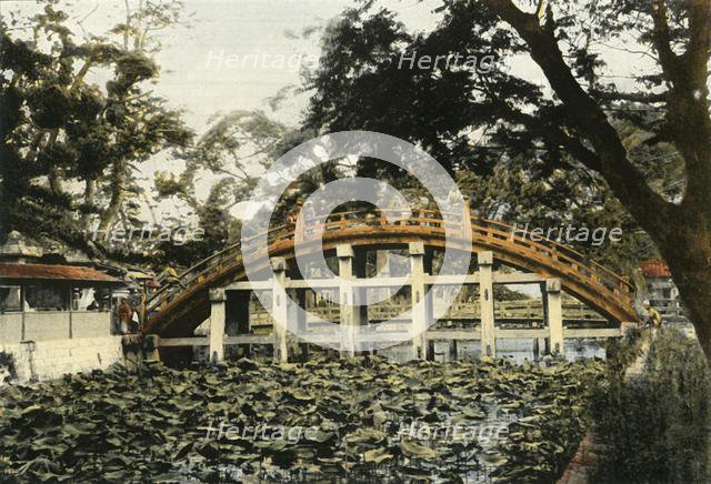 'Le Pont Sumiyoshi A Osaka', (Sumiyoshi Bridge in Osaka), 1900. Creator: Unknown.