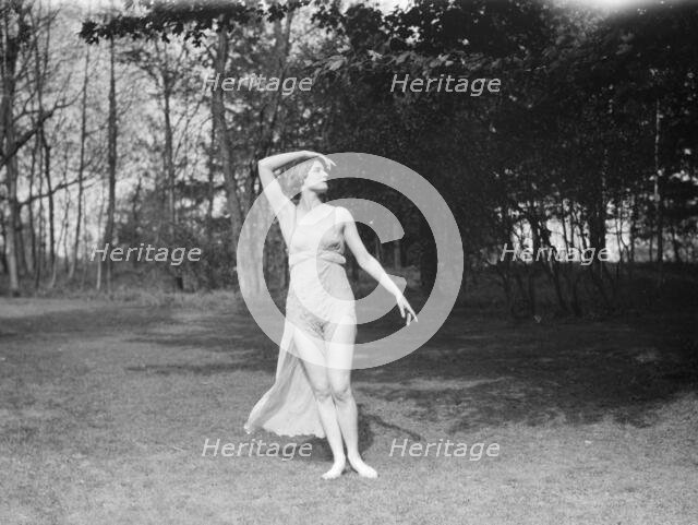 Elizabeth Duncan dancers, between 1916 and 1941. Creator: Arnold Genthe.