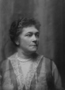 Crocker, W.H., Mrs., portrait photograph, 1913. Creator: Arnold Genthe.