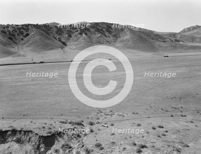 U.S. 99 on ridge over Tehachapi Mountains, 1939. Creator: Dorothea Lange.