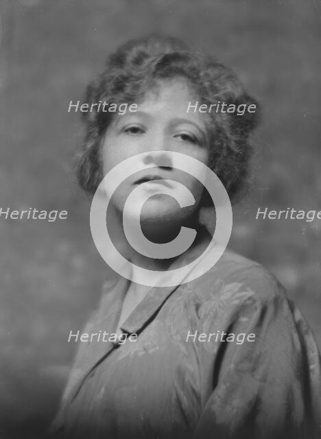 Knoedler, L., Miss, portrait photograph, 1916 or 1917. Creator: Arnold Genthe.