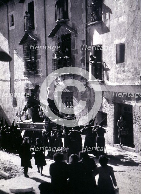Easter procession along a street in Cuenca, photography of the 50s.