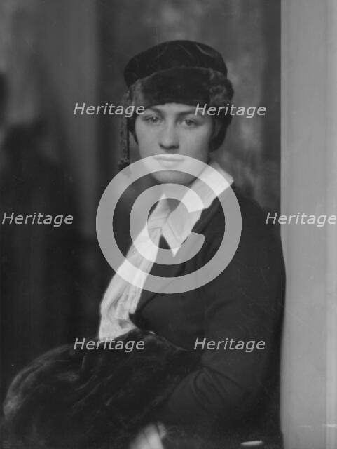 Weil, Elizabeth, Miss, portrait photograph, 1916. Creator: Arnold Genthe.