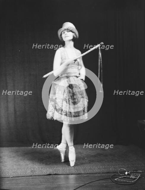 Gugi, Mrs. (Marion Vardi), 1922 July 17. Creator: Arnold Genthe.