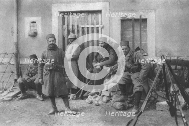 ''Deux Groupes de Combattants de Douaumont; Tirailleurs d'une division marocaine revenant du feu. Creator: Unknown.