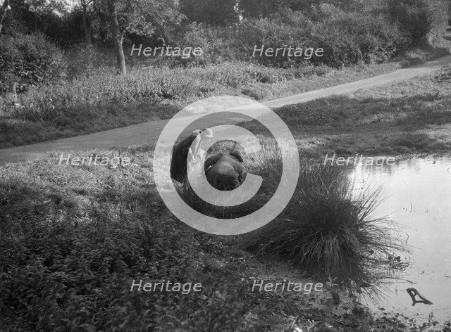 Two participants in the Bugatti Owners Club car treasure hunt, 25 October 1931. Artist: Bill Brunell.