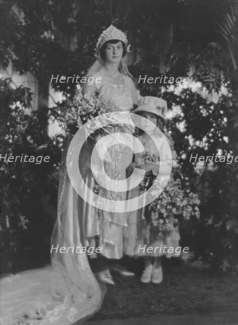 Marble, Mrs. (Miss Morrison), and child, portrait photograph, 1917 June 30. Creator: Arnold Genthe.