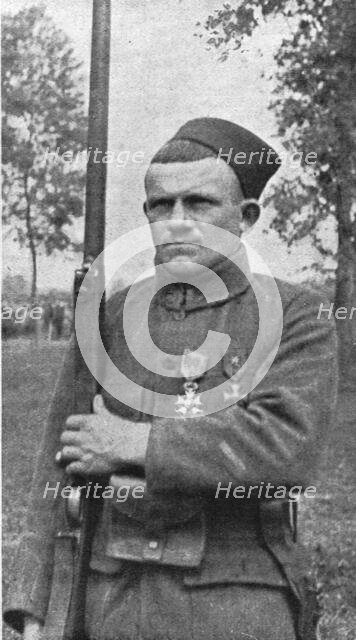 'Les heros de la Somme; le sergent Emile Varin, du 1e zouaves', 1916. Creator: Unknown.