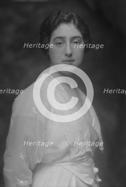 Sicher, S.S., Mrs., portrait photograph, 1913. Creator: Arnold Genthe.