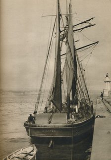 'The Irish Minstrel, a wooden three-masted schooner', 1937. Artist: Unknown.
