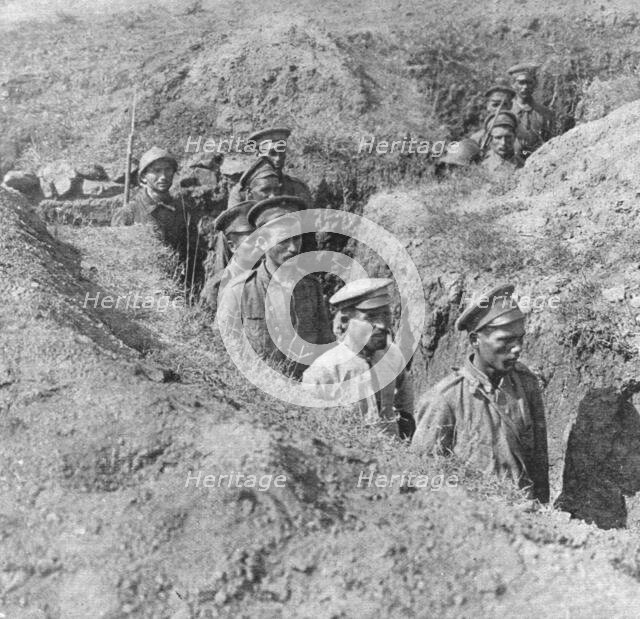 ''Sur le front d'orient; Soldats grecs, coiffes du casque, ramenant du Skra di Legen..., 1918. Creator: Unknown.