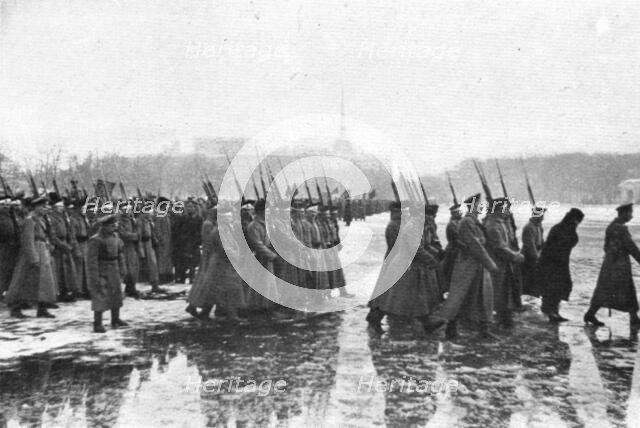 'Les Funerailles des Morts de la Revolution; Les delegations de l'armee dans le cortege',1917. Creator: Unknown.