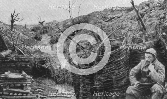 'Une tranchee de tragique renom : la Tranchee des Saules au pied de la colline de N. D...., 1916. Creator: Unknown.