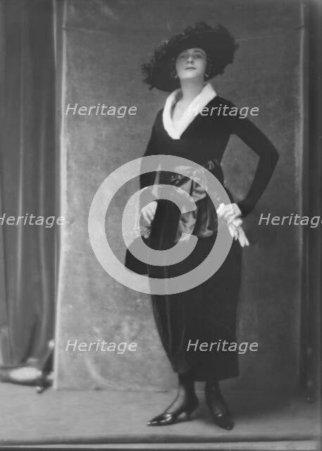 Betty, Miss, portrait photograph, 1917 Sept. 27. Creator: Arnold Genthe.