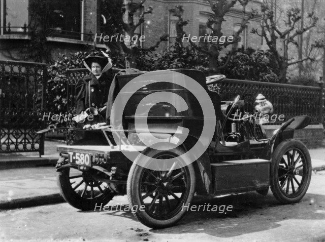 A 1904 De Dion car parked in a street, (c1904?). Artist: Unknown
