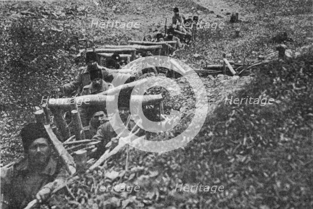 'Sur le front Roumain; soldats roumains dans boyau d'acces aux tranchees', 1916. Creator: Unknown.